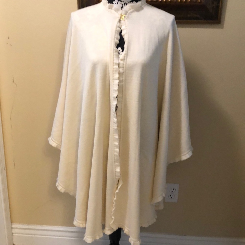 ⭐️Glamorous ruffle edged sweater silver tone close at neck blanket cape